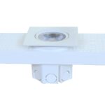 Visão lateral da caixa de embutir Plasled em polipropileno branco com o spot LED quadrado encaixado.