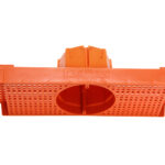 Visão lateral de caixa octogonal laranja Plasled mostrando a estrutura que não amassa.