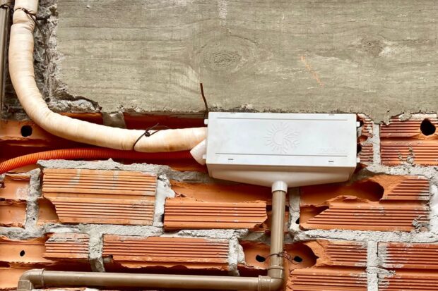 Caixa de dreno para ar condicionada split instalada na parede - Plasled