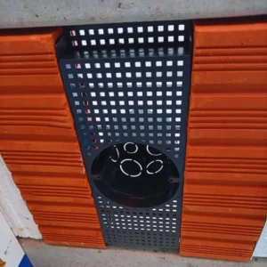 Caixa de luz octogonal Plasled instalada com suporte extensor entre lajotas de cerâmica em estrutura de laje pré-moldada. Vista de baixo.