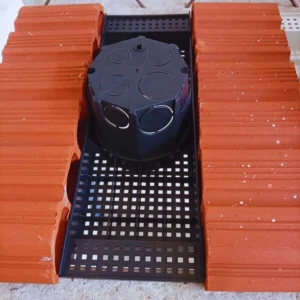 Caixa de luz octogonal Plasled instalada com suporte extensor entre lajotas de cerâmica em estrutura de laje pré-moldada.